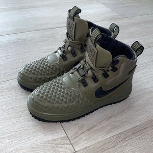 Nike 5Y= women’s 7 boots, army green